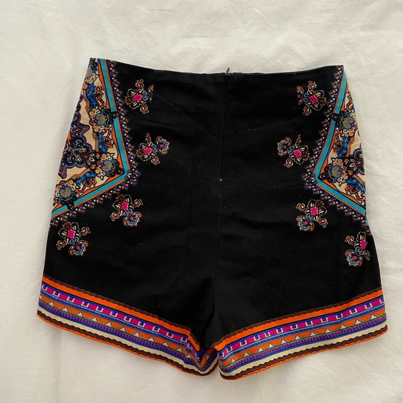 •• High Waisted Color Block Patterned Shorts •• - Picture 2 of 3